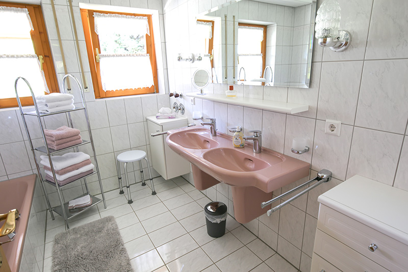 Bad mit Dusche und Badewanne