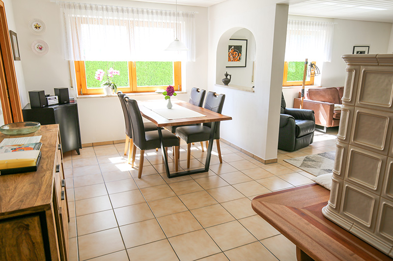 Heller Essbereich der Ferienwohnung mit Zugang zur Terrasse
