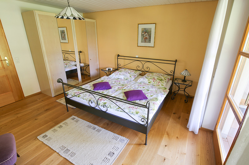 Schlafzimmer mit Doppelbett
